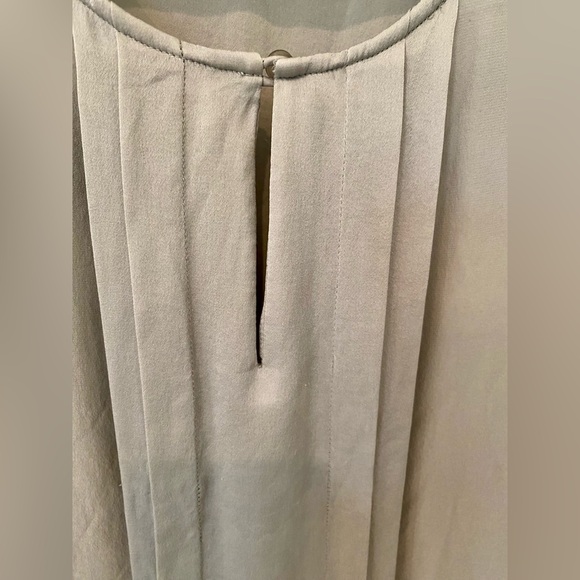 Talbots Gray Silk Sleeveless Shell Blouse with pleat details Size 18 - Picture 4 of 12